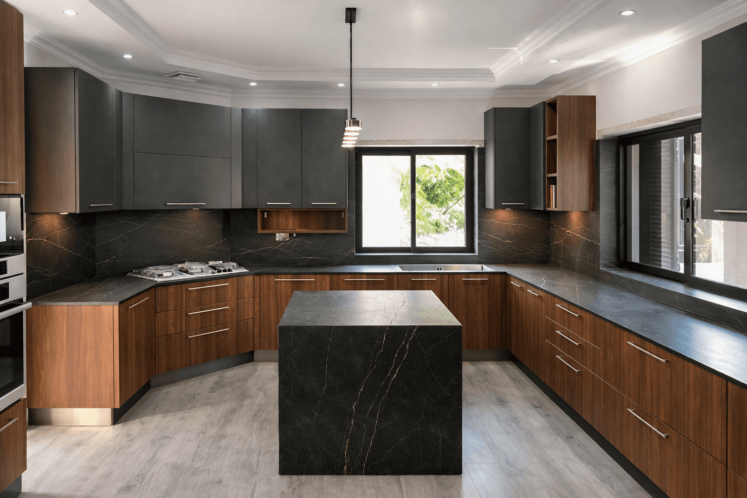Cucina con top in ceramica effetto marmo e isola centrale